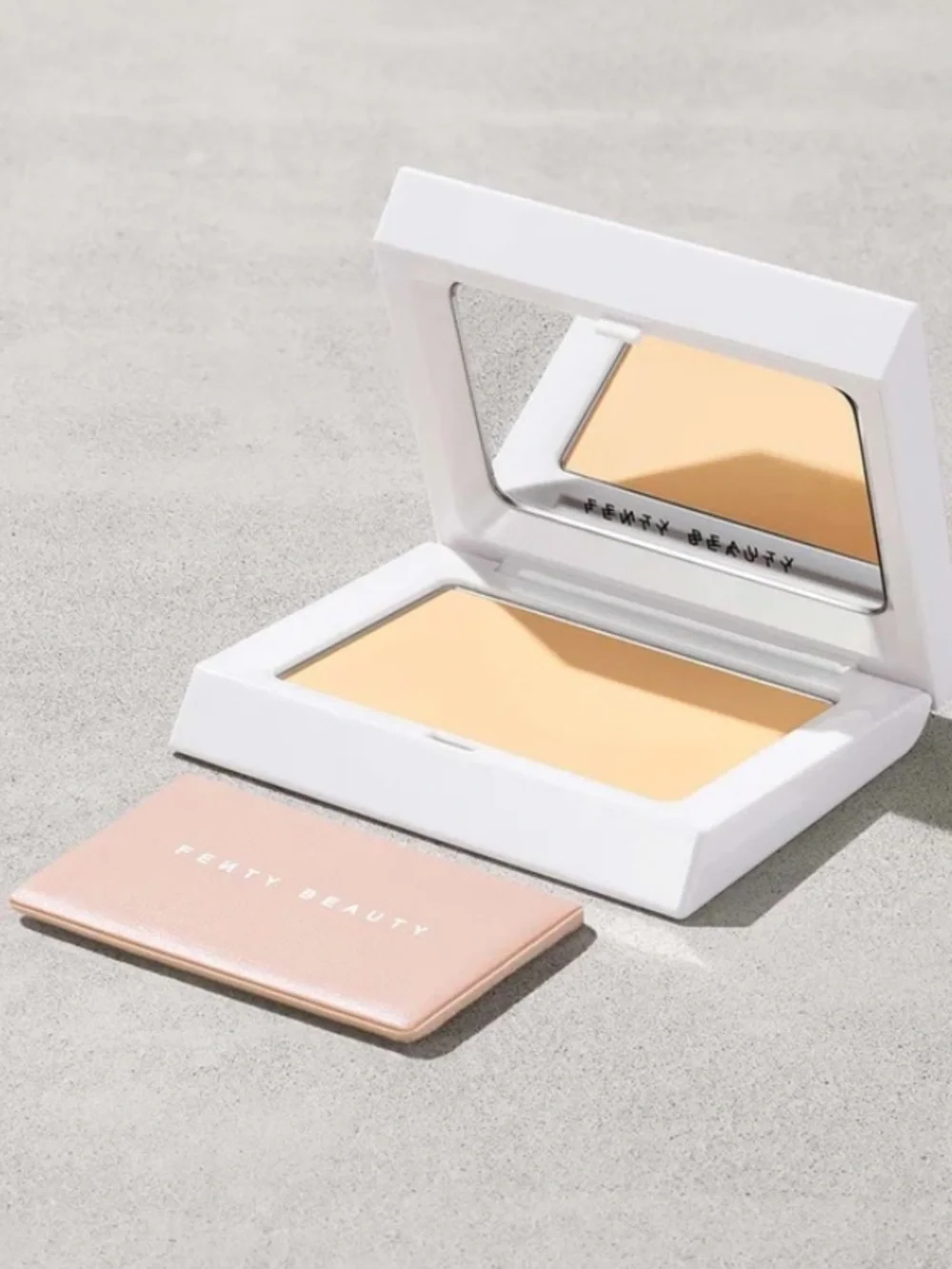 Fenty Beauty Bright Fix Instant Brightening + Blurring Powder - Banana
